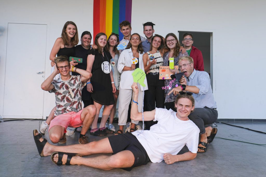 Gruppenfoto am letzten Abend von BetreuerInnen-Team aus dem Jahr 2020 (Verena, Sarah, Gwendolin, Marlies, Yannik, Larissa, Benjamin, Lina, Teresa, Dominik, Michael, Thor, Tobias)