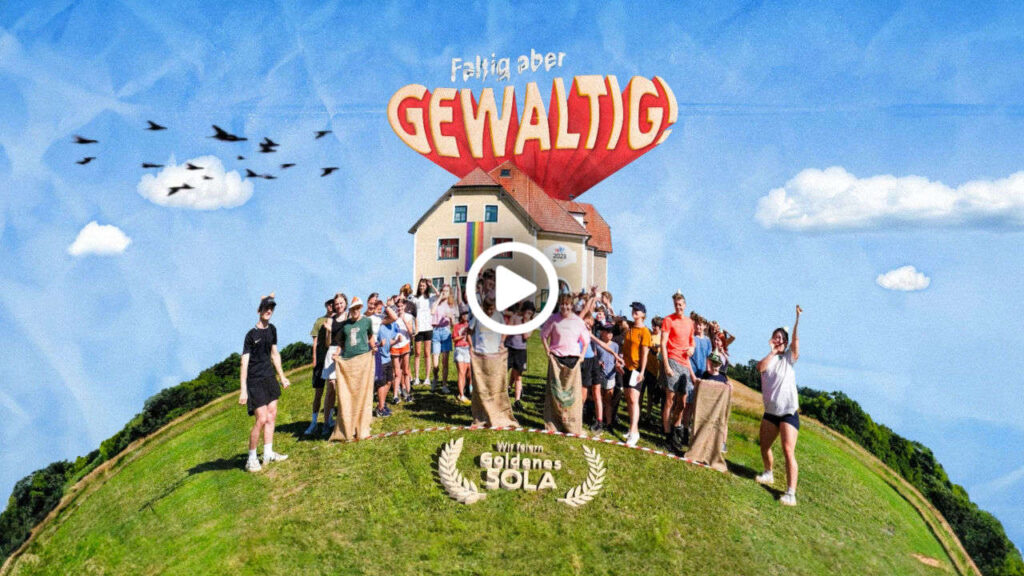 Das Cover der Diashow. Zu sehen: das Jugendgästehaus in Sallingstadt, vor dem Haus stehen Kinder und sind begeistert